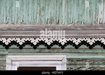 Decor artistico rivestimento e classica vecchia casa in legno. pattern triangolari texture di legno color turchese. Foto Stock