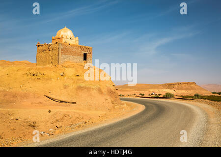 Costruzione tradizionale di piccola moschea in Tabourahte vicino a Ait Ben Haddou, Marocco Foto Stock