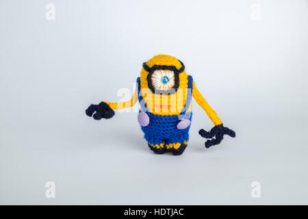 Lavorate a maglia Minion figura su sfondo bianco Foto Stock