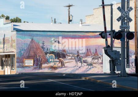 Attraversamento ferroviario e indiani' accampamento invernale, murale in Toppenish, una città nel centro di Washington conosciuto per i suoi murales. Foto Stock