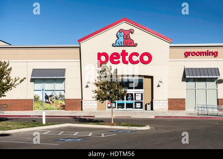 Storefront esterno e ingresso Petco pet store di alimentazione del Memorial Rd, Oklahoma City, Oklahoma, Stati Uniti d'America. Foto Stock