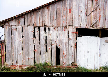 Primo piano di un vecchio fienile in legno cade a pezzi in una fattoria nella campagna fuori di Washington, Oklahoma, Stati Uniti d'America. Foto Stock