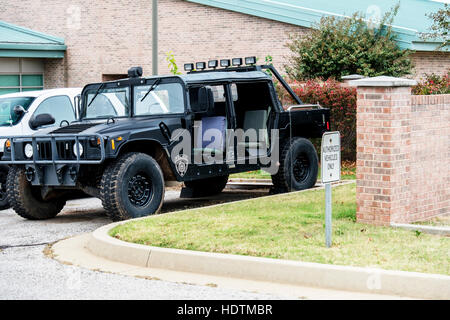Un HumVee polizia tactical veicolo parcheggiato nel parcheggio della città di Purcell, Oklahoma, pubblico Complesso di sicurezza Foto Stock