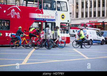 I ciclisti i ciclisti in attesa in una scatola di giunzione, città di Londra, Regno Unito Foto Stock