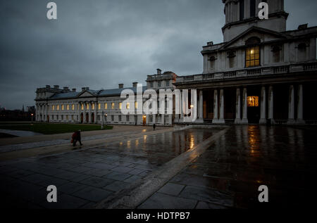 Greenwich, Londra England Regno Unito. Dic 2016 La Old Royal Naval College ora l'Università di Greenwich al tramonto sotto la pioggia. Ora utilizzato come un London film set. Foto Stock