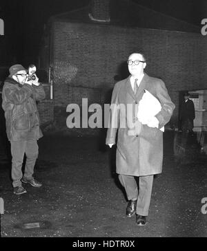 Jack Dunnett MP, presidente di Brentford Football Club, arrivando al club di terra del Parco di Griffin per partecipare ad una riunione informale degli azionisti. Dunnett presiederà la riunione, che discuterà l'offerta fatta dalla Queen's Park Rangers. Foto Stock