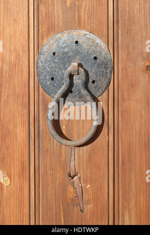 Il vecchio metallo arrugginito porta respingente closeup verticale. Foto Stock