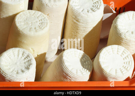 Formaggio caprino fresco in una scatola al mercato vicino. orizzontale Foto Stock