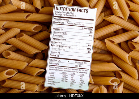 Fatti di nutrizione del riso Marrone Pasta La pasta sul fondo. Senza glutine concetto. Foto Stock