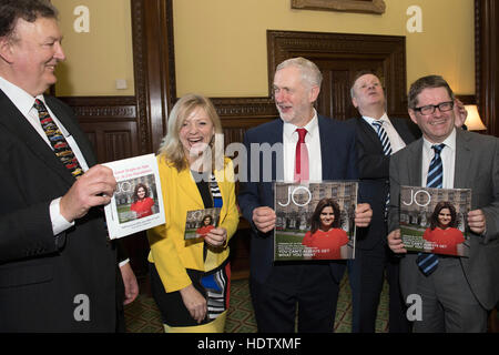 I membri della band MP4 Greg Knight MP (sinistra), Pete Wishart MP (seconda a destra) e Kevin Brennan MP (destro) presente leader del partito laburista Jeremy Corbyn e Tracy Brabin MP con copie del loro unico e un coperchio del Rolling Stones" canzone 'non sempre è possibile ottenere ciò che si desidera' che è stato fatto in onore di Jo Cox. Foto Stock