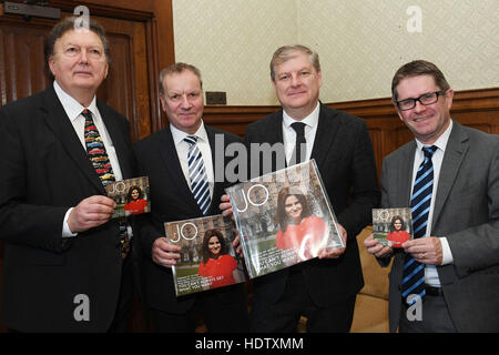 I membri della band MP4 Greg Knight MP (sinistra), Pete Wishart MP (seconda a sinistra) e Kevin Brennan (destro) presente a un SNP vice leader Angus Robertson con copie del loro unico e un coperchio del Rolling Stones" canzone 'non sempre è possibile ottenere ciò che si desidera' che è stato fatto in onore di Jo Cox. Foto Stock