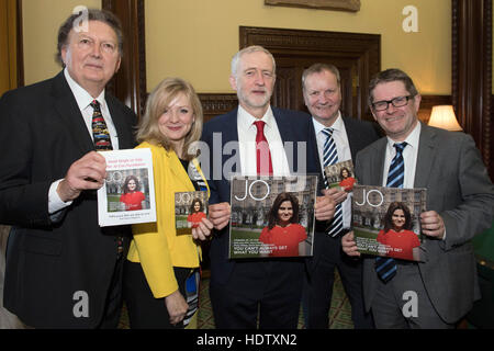 I membri della band MP4 Greg Knight MP (sinistra), Pete Wishart MP (seconda a destra) e Kevin Brennan (destro) presente leader del partito laburista Jeremy Corbyn e Tracy Brabin MP con copie del loro unico e un coperchio del Rolling Stones" canzone 'non sempre è possibile ottenere ciò che si desidera' che è stato fatto in onore di Jo Cox. Foto Stock