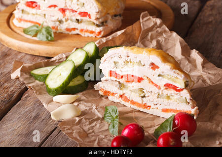 Pezzo di pollo in casseruola con verdure e formaggio su carta. orizzontale Foto Stock