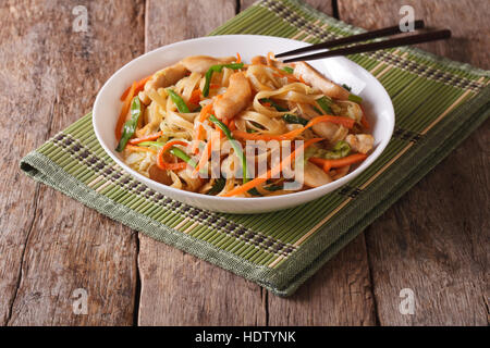 Chow Mein con pollo e verdure sul tavolo orizzontale. Foto Stock