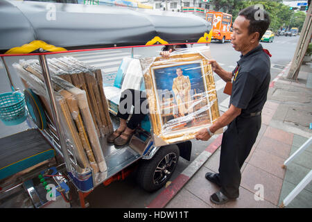 Una foto del re Vajiralongkorn in un negozio nella città di Bangkok su 7. 12. 2016 in Thailandia Foto Stock