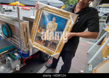 Una foto del re Vajiralongkorn in un negozio nella città di Bangkok su 7. 12. 2016 in Thailandia Foto Stock