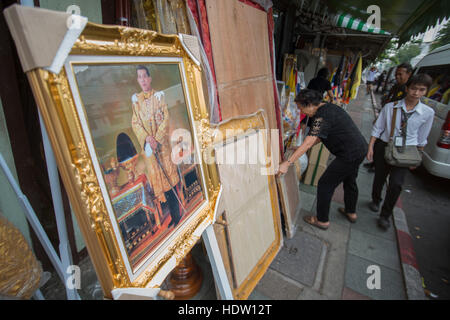 Una foto del re Vajiralongkorn in un negozio nella città di Bangkok su 7. 12. 2016 in Thailandia Foto Stock