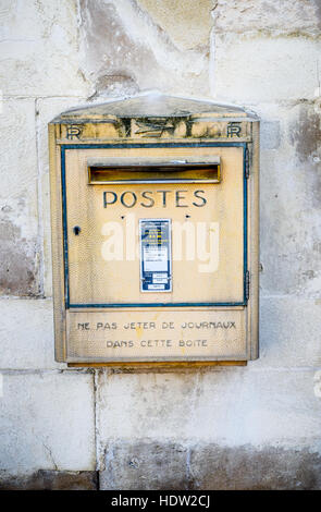 Casella di posta o di una casella di posta. Postes scatola da La Poste in Francia montato su una parete di pietra in un centro città. Foto Stock