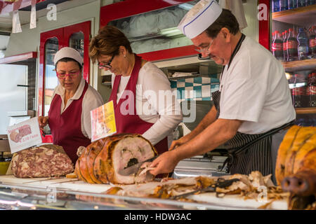 Giorno di mercato a Lucca e le strade da Porta Santa Maria e tutti lungo la Via Borgo Giannotti sono imballati con la produzione e la ferramenta si spegne. Foto Stock