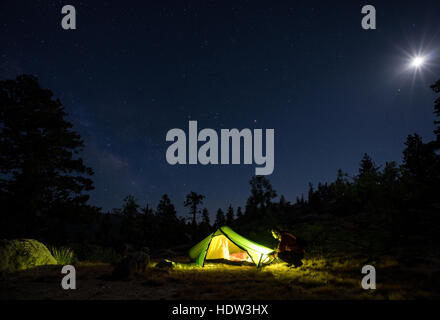 Campeggio in Sierra forestale nazionale, California, Stati Uniti d'America, America del nord Foto Stock