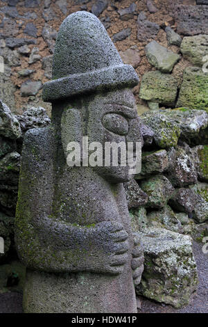 Statua del nonno, Seongeup Folk Village, Jeju Island, Corea del Sud, Asia Foto Stock