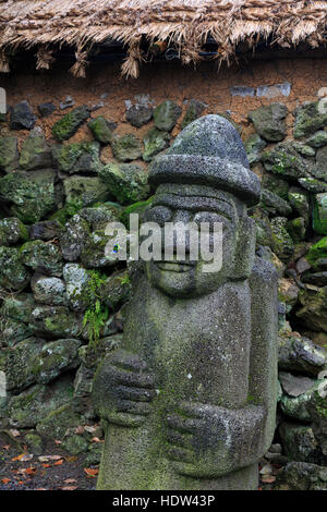 Statua del nonno, Seongeup Folk Village, Jeju Island, Corea del Sud, Asia Foto Stock