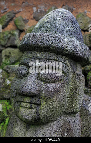 Statua del nonno, Seongeup Folk Village, Jeju Island, Corea del Sud, Asia Foto Stock