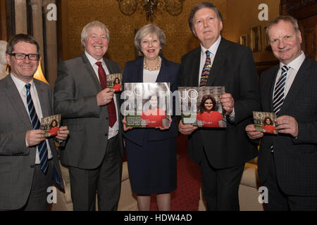 I membri della band MP4 (da sinistra a destra) Kevin Brennan, Ian Cawsey, Greg cavaliere e Pete Wishart nella Camera dei Comuni di Londra, per presentare il primo ministro Theresa Maggio una copia del loro unico e un coperchio del Rolling Stones" canzone 'non sempre è possibile ottenere ciò che si desidera' che è stato fatto in onore di Jo Cox. Foto Stock