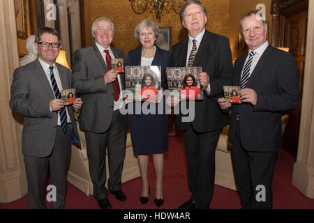 I membri della band MP4 (da sinistra a destra) Kevin Brennan, Ian Cawsey, Greg cavaliere e Pete Wishart nella Camera dei Comuni di Londra, per presentare il primo ministro Theresa Maggio una copia del loro unico e un coperchio del Rolling Stones" canzone 'non sempre è possibile ottenere ciò che si desidera' che è stato fatto in onore di Jo Cox. Foto Stock