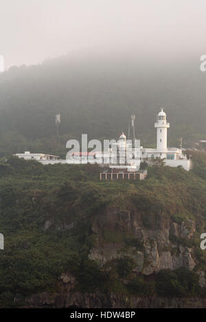 Sanji faro nella nebbia, Jeju City, Jeju Island, Corea del Sud, Asia Foto Stock