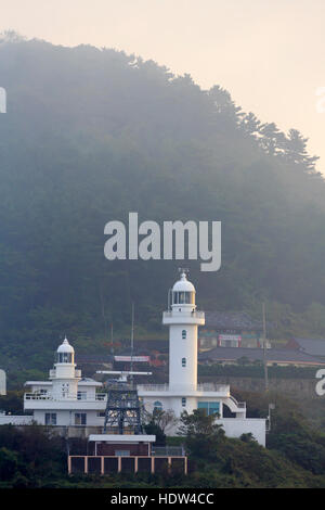 Sanji faro nella nebbia, Jeju City, Jeju Island, Corea del Sud, Asia Foto Stock