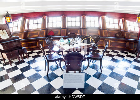 Il capitano del giorno cabina sulla HMS Victory a Portsmouth, Hampshire, Inghilterra, Regno Unito Foto Stock