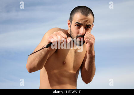 Istruttore di arti marziali che esercitano con la lama di un coltello per esterno Foto Stock