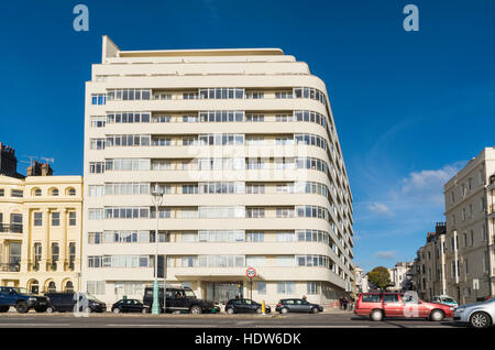 Esterno della Corte di ambasciata, un punto di riferimento locale art deco edificio residenziale su King's Road / Brighton Seafront. Regno Unito. Foto Stock