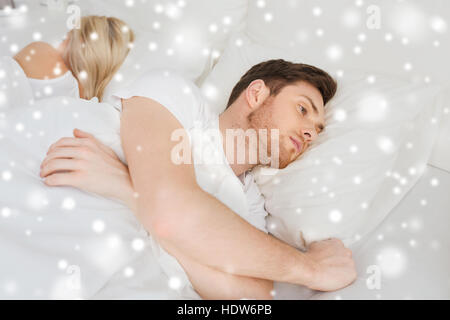 Giovane uomo che soffrono di insonnia Foto Stock