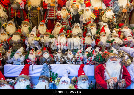 Babbo Natale decorazioni di Natale di Chester Inghilterra del mercato UK Foto Stock