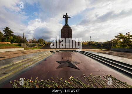 Commemorazione di Armenia sovietica la partecipazione alla seconda guerra mondiale e la monumentale statua di Madre Armenia nel Parco della Vittoria; Yerevan, Armenia Foto Stock