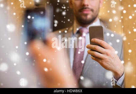 Close up uomo in tuta prendendo selfie specchio Foto Stock