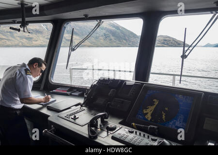 Il capitano sul ponte della nave di crociera in Tierra del Fuego, Patagonia; Cile Foto Stock