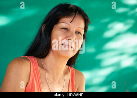 Il popolo cubano e di emozioni, ritratto di latina signora sorridente e guardando la fotocamera. Felice donna ispanica dall'Avana, Cuba, sorridente. Foto Stock