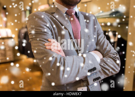 Close up dell uomo di indossare giacca e cravatta al negozio di abbigliamento Foto Stock