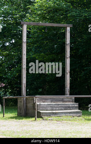 Il patibolo dove i prigionieri erano appesi e anche il camp comandante del campo di concentramento di Auschwitz, Rudolf Hoss è stato giustiziato per crimini di guerra nel 1947 a Foto Stock