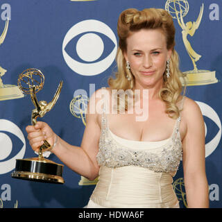 L'attrice Patricia Arquette trattiene il suo premio per il miglior attrice di piombo in serie di dramma per 'Media' al 57th annuale di Emmy Awards presso lo Shrine Auditorium di Los Angeles, 18 settembre 2005. Foto di Francesco Specker Foto Stock