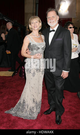 Taylor Hackford e Helen Mirren arrivano al 77esimo Premio annuale dell'Accademia a Los Angeles il 21 febbraio 2005. Photo credit: Francis Specker Foto Stock