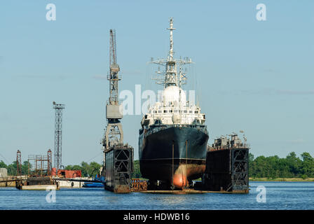 Grande nave al molo presso il cantiere. Baltiysk. La Russia Foto Stock