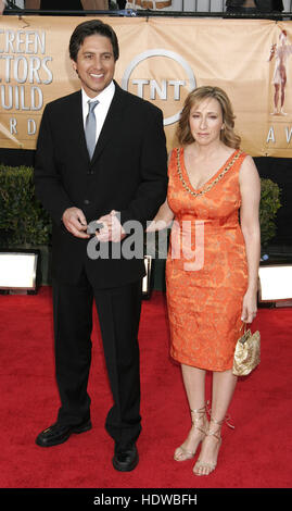 Ray Romano e sua moglie Anna Scarpulla, al Screen Actors Guild Awards a Los Angeles il 5 febbraio, 2005 Photo credit: Francesco Specker Foto Stock