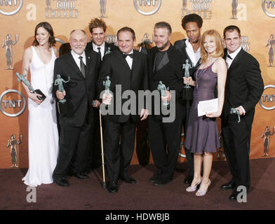 Membri del cast Jorja Fox, Robert David Hall, Eric Szmanda, Paul Guilfoyle, William Petersen, Gary Dourdan, Marg Helgenberger e George Eads della serie televisiva di dramma 'CSI Crime Scene Investigation' allo schermo Actors Guild Awards a Los Angeles il 5 febbraio 2005 Photo credit: Francis Specker Foto Stock