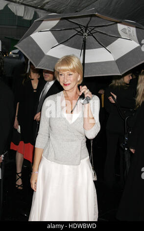 Helen Mirren arriva al decimo Annnual critico le Choice Awards di Los Angeles, California, domenica 10 gennaio, 2005. Photo credit: Francesco Specker Foto Stock