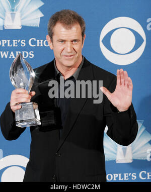 Regista Mel Gibson trattiene il suo premio ha vinto al People's Choice Awards di Pasadena, California, domenica 09 gennaio, 2004. Photo credit: Francesco Specker Foto Stock