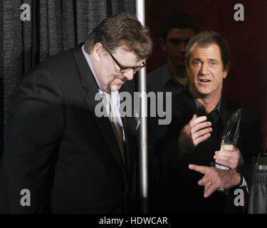 Michael Moore, sinistra e Mel Gibson incontrare dietro le quinte People's Choice Awards a Pasadena, in California domenica 9 gennaio 2005. Photo credit: Francesco Specker Foto Stock